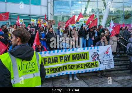 London, Großbritannien. September 2025. Gesundheitspersonal mit Unite the Gewerkschaftsstreik vor dem Doctors Laboratory (TDL) und Health Service Laboratories (HSL), protestieren vor dem University College London Hospitals (UCLH) gegen Bezahlung und Arbeitsbedingungen. Einige Mitarbeiter verdienen bis zu 27 % weniger als NHS-Kollegen. Quelle: Joshua Bendall/Alamy Live News. Stockfoto