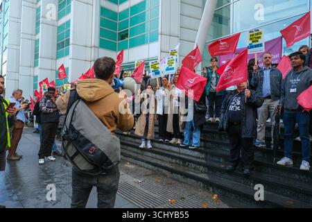 London, Großbritannien. September 2025. Gesundheitspersonal mit Unite the Gewerkschaftsstreik vor dem Doctors Laboratory (TDL) und Health Service Laboratories (HSL), protestieren vor dem University College London Hospitals (UCLH) gegen Bezahlung und Arbeitsbedingungen. Einige Mitarbeiter verdienen bis zu 27 % weniger als NHS-Kollegen. Quelle: Joshua Bendall/Alamy Live News. Stockfoto