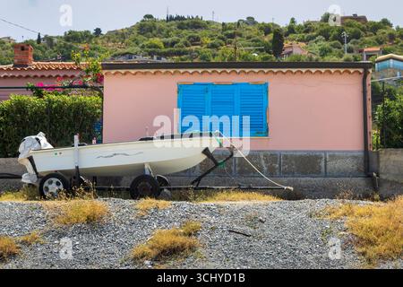 fisherman's House am Strand und ein Boot davor Stockfoto