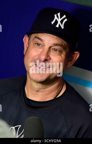 Houston, USA; New York Yankees-Manager Aaron Boone (17) wird vor einem MLB-Spiel gegen die Houston Astros am Dienstag, den 2. September 2025, im Daikin Park interviewt. Die Yankees besiegten die Astros mit 7:1. (Tom Walko/Image of Sport) Stockfoto