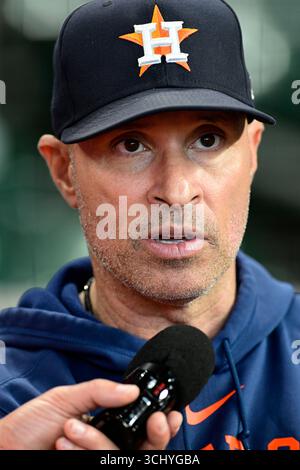 Houston, TX USA; Joe Espada (19), Trainer der Houston Astros, wird vor einem MLB-Spiel zwischen den Houston Astros und den New York Yankees am Dienstag, den 2. September 2025, im Daikin Park interviewt. Die Yankees besiegten die Astros mit 7:1. (Tom Walko/Image of Sport) Stockfoto