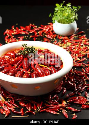 Sichuan Mala-Krebse, gestapelt mit getrockneten Chilis in der weißen Schüssel Stockfoto