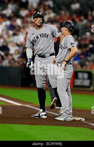 Houston, TX USA; New York Yankees Outfielder Aaron Judge (99) spricht mit dem ersten Basis-/Infield-Trainer Travis Chapman (75), nachdem er am Dienstag, den 2. September 2025 im Daikin Park eine Single im vierten Inning geschlagen hatte. Die Yankees besiegten die Astros mit 7:1. (Tom Walko/Image of Sport) Stockfoto