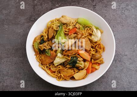 Kwetiaw oder Kwetiau, gebratene Reisnudeln mit Fleischbällchen und Gemüse. Beliebt in Indonesien Stockfoto