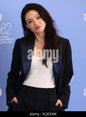 4. September 2025, Venedig, Veneto, Italien: SHU QI beim Fotobesuch zum Film Nuhai beim 82. Venedig Filmfestival im Lido von Venedig. (Kreditbild: © Mickael Chavet/ZUMA Press Wire) NUR REDAKTIONELLE VERWENDUNG! Nicht für kommerzielle ZWECKE! Stockfoto