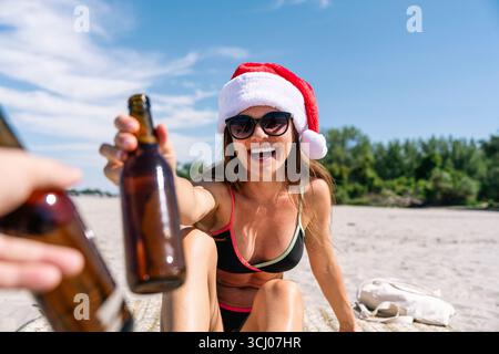 Junge Leute feiern Weihnachten am Strand. Stockfoto