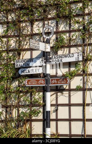 Alte Wegweiser im Dorf Crayke, North Yorkshire, Großbritannien Stockfoto