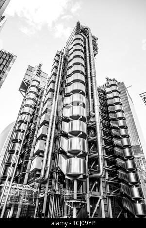 Das Lloyd's Gebäude in London, bekannt für sein markantes Inside-Out-Design, verfügt über Außenrohre und Metallkonstruktionen. Stockfoto