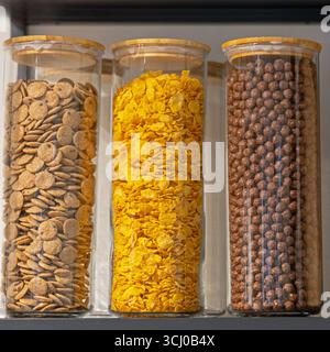 Verschiedene Cerealien in Glasröhre für süße Frühstücksküche Stockfoto