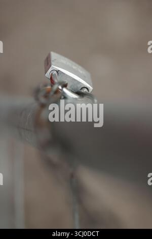 Das silberne Schloss hängt an einem Metallmast Stockfoto