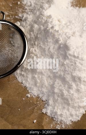 Puderzucker aus gemahlenem Rübenzucker, weißer, bröckeliger Puderzucker aus natürlicher Rote Bete wird zum Kochen verwendet Stockfoto