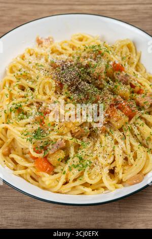 Spaghetti von oben in vertikaler Komposition Stockfoto