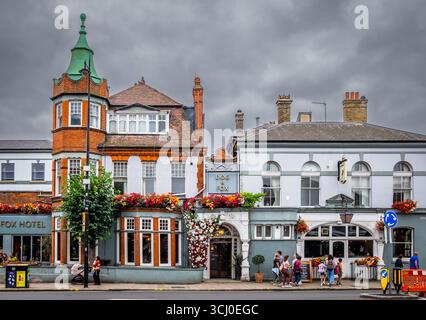 London, UK, 16. August 2025, Blick auf den Hund und den Fuchs an einem bewölkten Tag, ein Pub und Hotel in der Wimbledon Village High Street Stockfoto