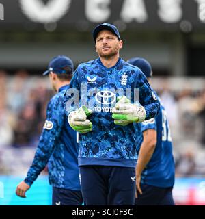 Lords Cricket Ground, London, Großbritannien. September 2025. One Day International Cricket, Day 2, England gegen Südafrika; Jos Buttler aus England hat die Wicket Keeper Handschuhe für das Spiel Credit: Action Plus Sports/Alamy Live News Stockfoto