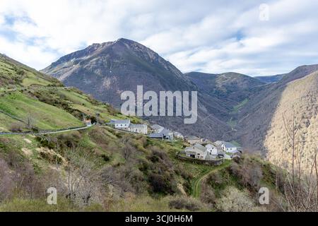 Landschaft rund um das Dorf Trascastro im Leitariegos-Tal in Asturien, Spanien Stockfoto