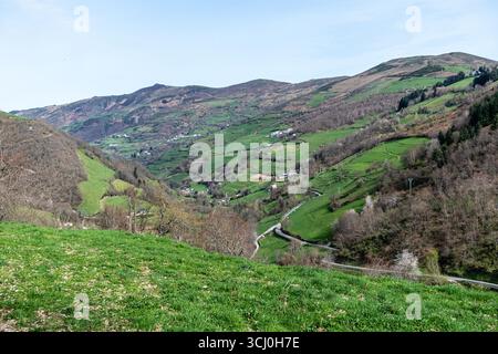 Landschaft rund um das Dorf Trascastro im Leitariegos-Tal in Asturien, Spanien Stockfoto