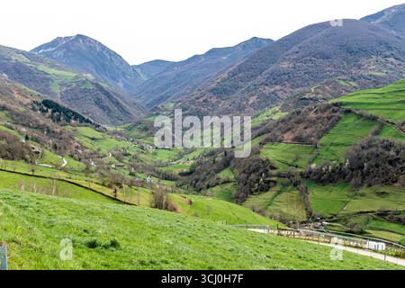 Landschaft rund um das Dorf Trascastro im Leitariegos-Tal in Asturien, Spanien Stockfoto