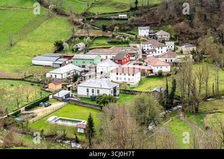 Landschaft rund um das Dorf Trascastro im Leitariegos-Tal in Asturien, Spanien Stockfoto