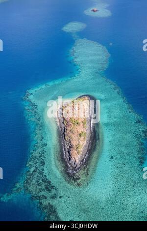Drohnen-Luftaufnahmen von Korallenriffformationen in der Lagune von Mayotte im Indischen Ozean. Das flache türkisfarbene Wasser offenbart Riffstrukturen Stockfoto