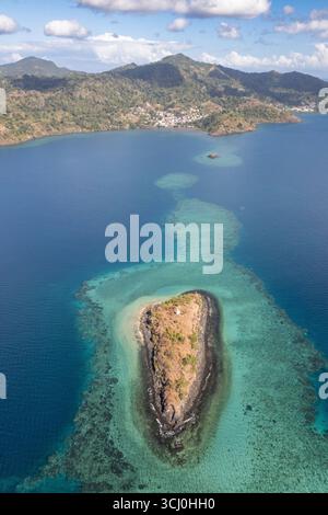 Drohnen-Luftaufnahmen von Korallenriffformationen in der Lagune von Mayotte im Indischen Ozean. Das flache türkisfarbene Wasser offenbart Riffstrukturen Stockfoto