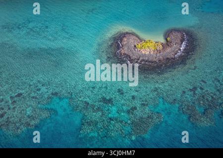 Drohnen-Luftaufnahmen von Korallenriffformationen in der Lagune von Mayotte im Indischen Ozean. Das flache türkisfarbene Wasser offenbart Riffstrukturen Stockfoto