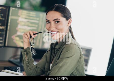 Charmante Programmiererin in lässiger Geschäftskleidung, die an Programmierprojekten in einer Büroumgebung arbeitet Stockfoto