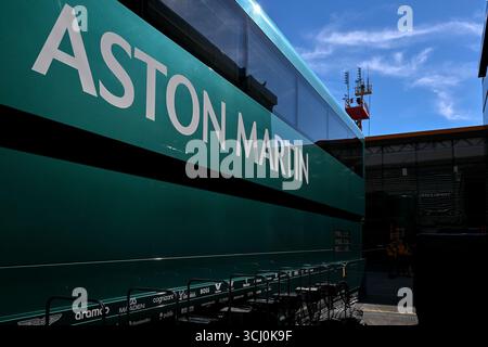 MONZA, ITALIEN - 4. SEPTEMBER: Eine allgemeine Ansicht des Aston Martin Aramco F1 Team Logos während der Vorschauen vor dem Formel 1 Grand Prix von Italien beim Autodromo Nazionale Monza am 4. September 2025 in Monza, Italien. (Foto: Vince Mignott/Alamy Live News) Stockfoto