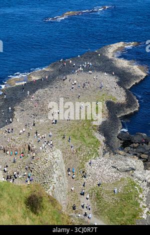 Blick vom Aussichtspunkt auf den oberen Klippenpfad auf Touristen auf dem Riesen Causeway Causeway Küstenroute County antrim Nordirland großbritannien Stockfoto