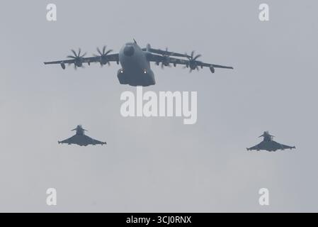 Jagel, Deutschland. September 2025. Zwei Eurofighter simulieren das Betanken in der Luft auf einem A400M-Tankflugzeug auf dem Jagel-Flugplatz während der Bedeutung der Luftwaffe National Air Power 2025 (SNAP 2025). Im Rahmen einer Übung stellt die deutsche Luftwaffe ihren Kursteilnehmern an der Führungsakademie der Bundeswehr ihre Flugwaffensysteme vor, um ihr Verständnis für luftwaffenspezifische Fähigkeiten zu fördern. Tornado, Eurofighter, A400M, C-130J, CH53, LUH und Objektschutzkräfte sind beteiligt. Quelle: Marcus Brandt/dpa/Alamy Live News Stockfoto