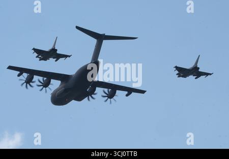 Jagel, Deutschland. September 2025. Zwei Eurofighter simulieren das Betanken in der Luft auf einem A400M-Tankflugzeug auf dem Jagel-Flugplatz während der Bedeutung der Luftwaffe National Air Power 2025 (SNAP 2025). Im Rahmen einer Übung stellt die deutsche Luftwaffe ihren Kursteilnehmern an der Führungsakademie der Bundeswehr ihre Flugwaffensysteme vor, um ihr Verständnis für luftwaffenspezifische Fähigkeiten zu fördern. Tornado, Eurofighter, A400M, C-130J, CH53, LUH und Objektschutzkräfte sind beteiligt. Quelle: Marcus Brandt/dpa/Alamy Live News Stockfoto