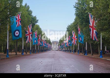 London, Großbritannien. 4. September 2025. Die Mall ist mit Flaggen der Royal Air Force und der Union Jack gesäumt, vor dem 85. Jahrestag der Schlacht von Großbritannien, die am Montag, dem 15. September 2025, gedenken wird. Die jährliche Gedenkfeier konzentriert sich auf den 15. September 1940, einen entscheidenden Tag während der Schlacht um Großbritannien, als die Royal Air Force (RAF) Großbritannien erfolgreich gegen die deutsche Luftwaffe verteidigte und einen entscheidenden Sieg sicherte. . Credit Amer Ghazzal/Alamy Live News Stockfoto