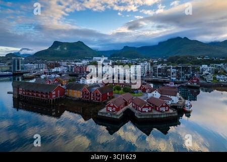 Blick auf die Altstadt von Svolvaer im Sommer. Svolvaer, Gemeinde Vågan, Landkreis Nordland, Lofoten-Inseln, Norwegen. Stockfoto