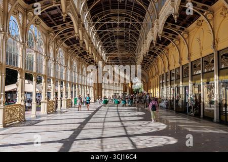 Marian Spa, Tschechien - 12. August 2025: Kurzentrum und Kolonnade des berühmten Marianske Lazne Spa, Tschechische Republik, Europa Stockfoto