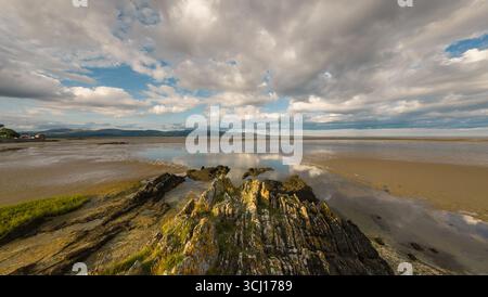 Wolken, die über Blackrock Beach bei Niedrigwasser vorbeiziehen, Louth, Irland Stockfoto