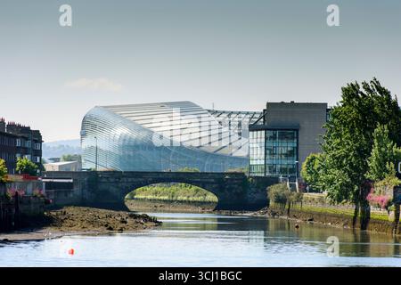 Der Fluss Dodder und die Ringsend-Brücke, mit dem Aviva-Stadion in der Ferne. Dublin, Irland. Stockfoto