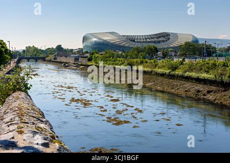 Der Fluss Dodder und das Aviva-Stadion von der Ringsend-Brücke. Dublin, Irland. Früher Lansdowne Road Stadium. Stockfoto