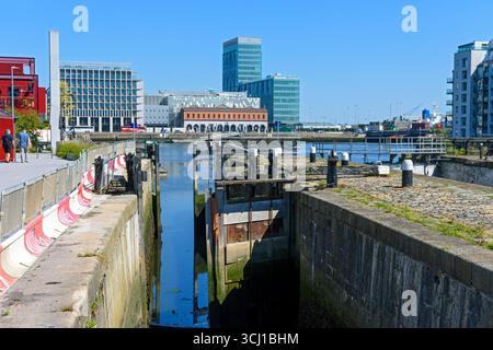 Das Exo-Gebäude vom Buckingham Lock, eine der drei Grand Canal Seeschleusen, Britain Quay, Ringsend, Docklands, Dublin, Irland. Stockfoto