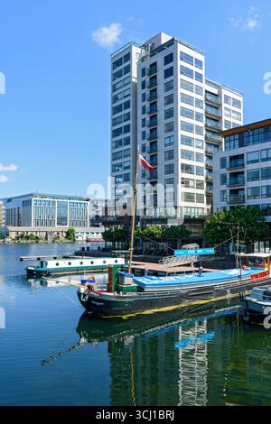 Der Millennium Tower Apartmentblock, Charlotte Quay, Grand Canal Docks, Dublin, Irland. Das Zorg Ella 'Escape Boat' im Vordergrund. Stockfoto