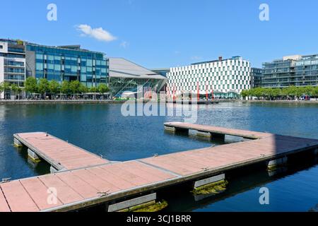 Das One Grand Canal Square Bürogebäude, das Bord Gáis Energy Theatre. Und Anantara The Marker Hotel, Grand Canal Docks, Dublin, Irland. Stockfoto