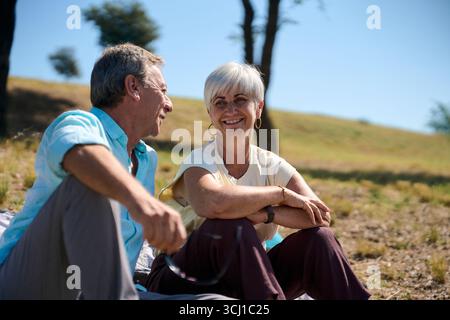 Glückliches Seniorenpaar genießt ein entspannendes Picknick im Freien in der Natur Stockfoto