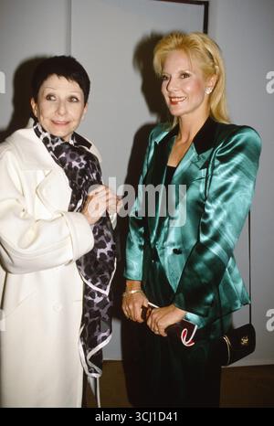 Zizi Jeanmaire und Sylvie Vartan bei der Uraufführung des Balletts „Le Chat Botté“ im Palais des Congrès am 5. Dezember 1985 in Paris. Stockfoto