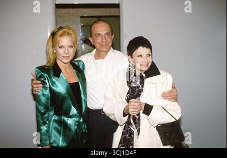 Sylvie Vartan, Roland Petit und Zizi Jeanmaire bei der Premiere des Balletts „Le Chat Botté“ im Palais des Congrès am 5. Dezember 1985 in Paris. Stockfoto