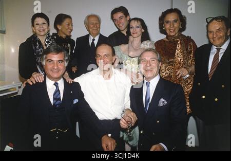 Zizi Jeanmaire, Jean-Claude Brialy, Edmonde Charles-Roux, Gaston Deferre, Roland Petit, Patrick Dupond, Dominique Khalfouni, Alice Sapritch, Jean Poiret bei der Premiere des Balletts „Le Chat Botté“ im Palais des Congrès am 5. Dezember 1985 in Paris. Stockfoto