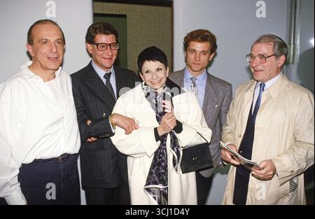 Roland Petit, Yves Saint-Laurent, Zizi Jeanmaire und Jean Poiret bei der Premiere des Balletts „Le Chat Botté“ im Palais des Congrès am 5. Dezember 1985 in Paris. Stockfoto