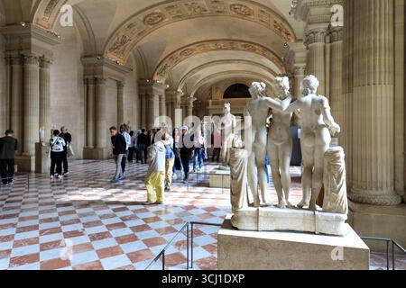 Frankreich, Region Ile de France, Paris 1. Arrondissement, Musée du Louvre (Museum), Departement für griechische, etruskische und römische Antiquitäten, Salle des Cariatides (Saal 348), Skulpturengruppe die drei Grazen, Sammlung Borghese Stockfoto