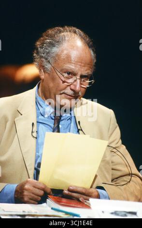 Michel Polac am Set seiner TV-Sendung „Libre et Change“, die auf dem M6-Kanal ausgestrahlt wurde. 1988 Stockfoto