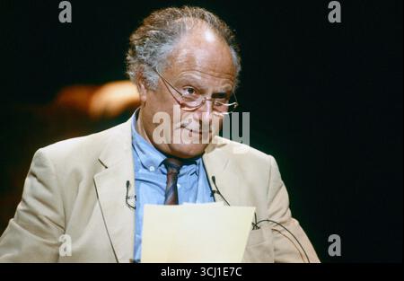 Michel Polac am Set seiner TV-Sendung „Libre et Change“, die auf dem M6-Kanal ausgestrahlt wurde. 1988 Stockfoto