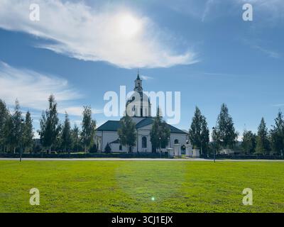Malerischer Blick auf die Landskyrkan Kirche in Skellefteå, Schweden an einem sonnigen Tag Stockfoto