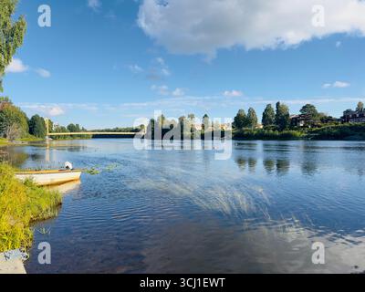 Malerischer Blick auf einen Fluss mit einer Brücke unter blauem Himmel Stockfoto