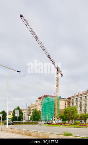 Turmkran auf der Umbaustelle des ursprünglichen Hauptquartiers der Banco de Santander, Umbau zum Museum Santander Kantabria Spanien Stockfoto